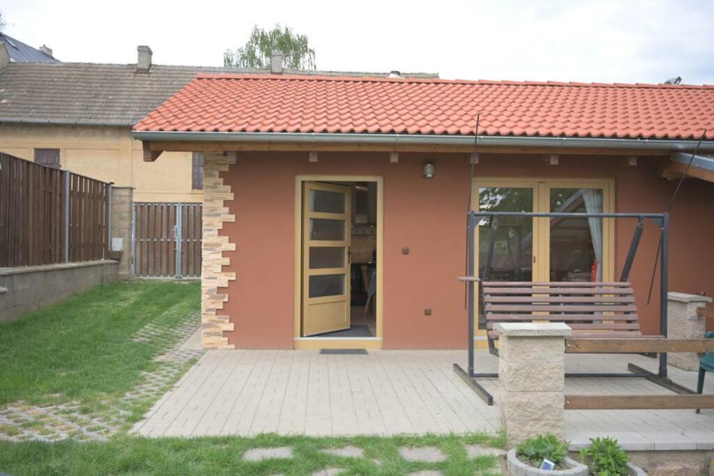 Utulny Domek V Zahrade V Unhosti Nedaleko Letiste Kültér fotó